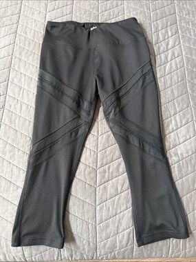Black Cropped Athletic Leggings with Subtle V Panel Detail